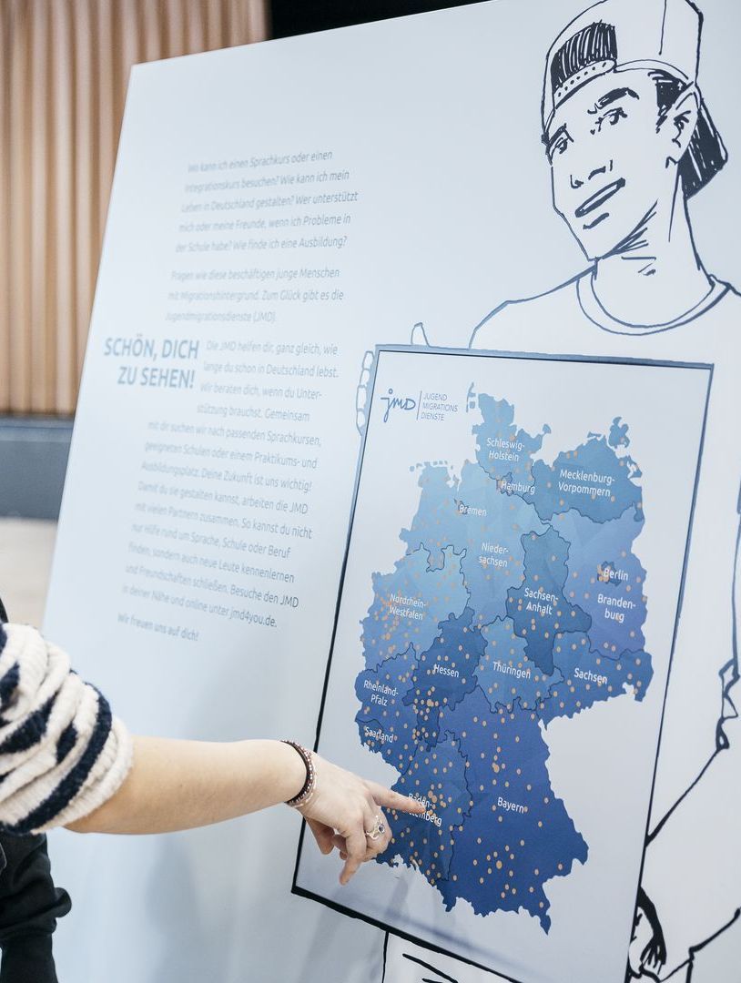 Personen vor einem Youniworth Plaket
